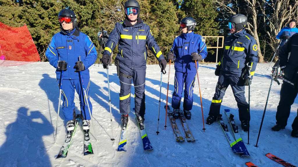 Za Varnost Smučarjev Na Kopah, Rogli In V Kranjski Gori Skrbita Tudi ...