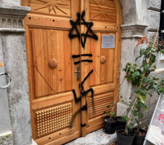 Kaj stoji za odločitvijo vlade, da se ne pridruži tožbi Južne Afrike proti Izraelu?