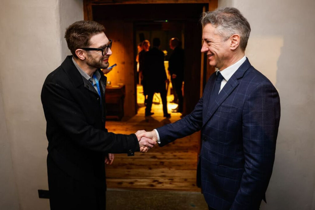 Tako se levičarska elita pajdaši s Sorosem in omogoča “zunanje vplive”