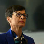 Podpis zaveze o delovanju RTV Slovenija in Združenja Ona ve na področju enakosti spolov podpis Zvezdan Martić Marta Kos