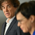 Podpis zaveze o delovanju RTV Slovenija in Združenja Ona ve na področju enakosti spolov podpis Zvezdan Martić Marta Kos