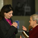 Podpis zaveze o delovanju RTV Slovenija in Združenja Ona ve na področju enakosti spolov podpis Zvezdan Martić Marta Kos