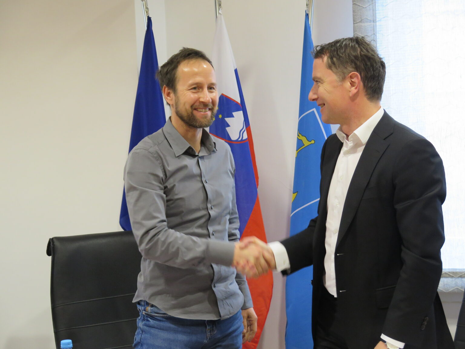 Ker ilirskobistriški župan nima denarja za celovito obnovo mestnih ulic, si je pomagal s čudežem!