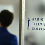 Podpis zaveze o delovanju RTV Slovenija in Združenja Ona ve na področju enakosti spolov podpis Zvezdan Martić Marta Kos