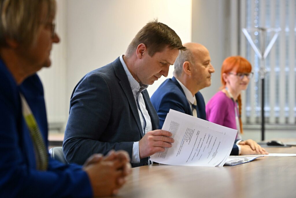 Popoln kaos na DVK: zdaj še težave s štetjem glasovnic iz tujine