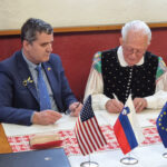 24_3_Predaja listine o drzavljanstvu gospodu Ribicu v ZDA_foto_arhiv Tone Kajzer