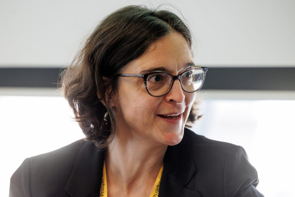 Zakaj je Tina Seršen, ki je Jankoviću pomagala pri gradnji spornega kanala C0, še vedno zaposlena na ministrstvu?