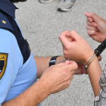 policija aretacija lisice
