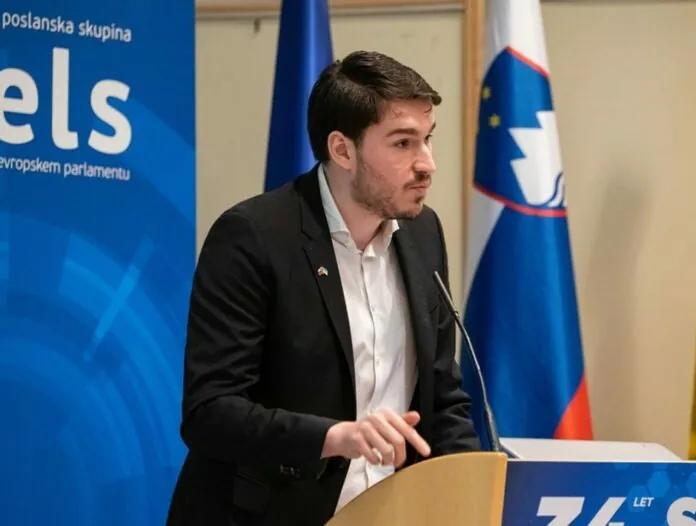 V poslanske klopi bo danes sedlo 6 novih poslancev