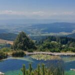 Stalenska-gora-narecno-Stalena-Hora-je-poimenovana-po-istoimenskem-gorskem-osamelcu-med-Krko-in-Glino-768×771