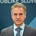 Robert Golob govori na novinarski konferenci