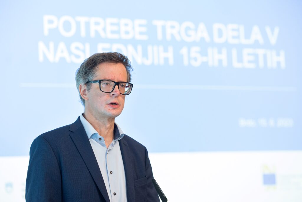 Ali je državni sekretar Feketija lagal, da na ljubljanski fakulteti predava makroekonomijo?
