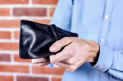 GZS: Brez dodatnih vladnih obremenitev bi letošnja neto minimalna plača že dosegla 1.022 evrov