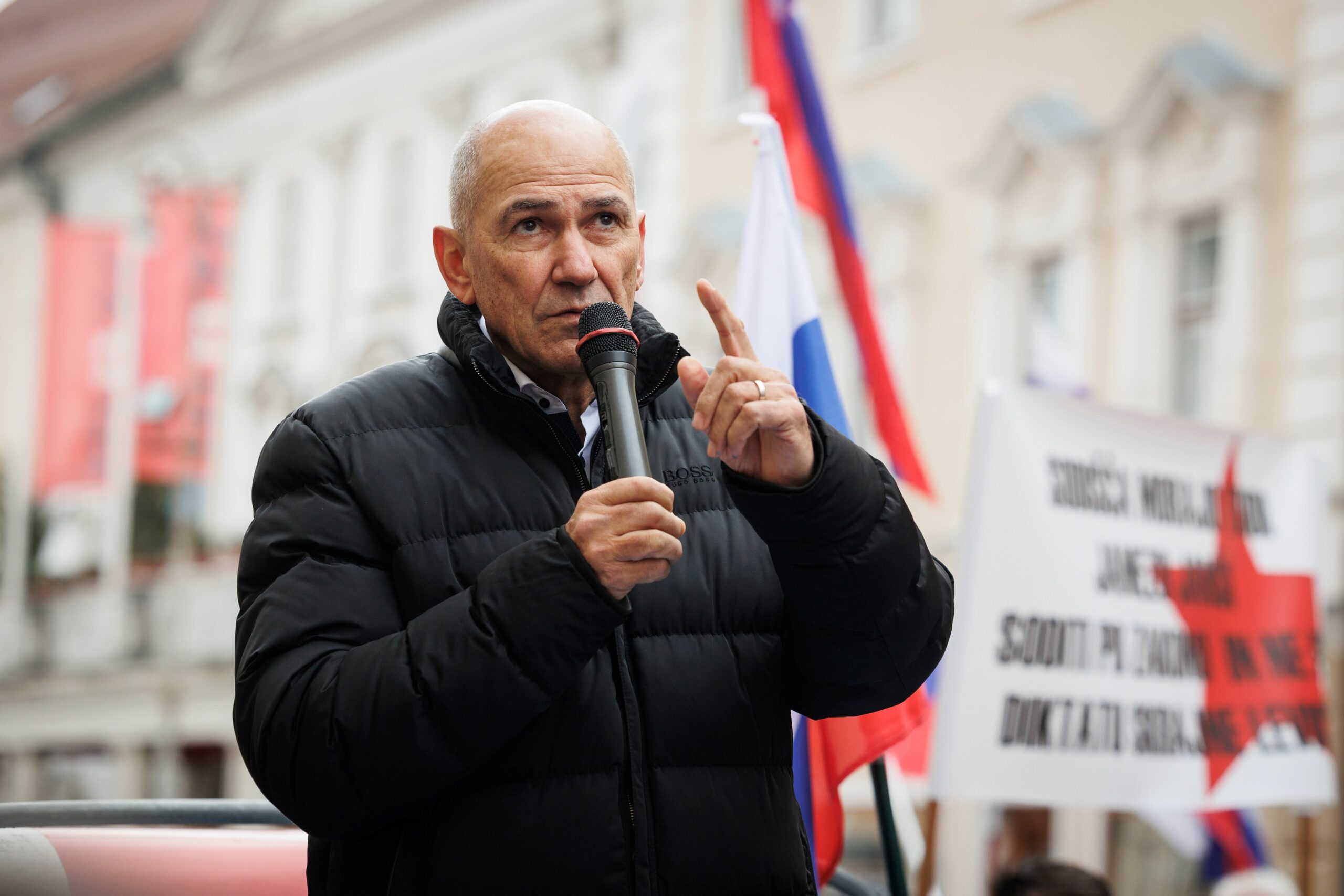 Janša pred celjskim sodiščem: “Protestiramo za neodvisno sodstvo, za poštene sodnike, ki so oblečeni v vest, ne totalitarne simbole!” | Nova24TV