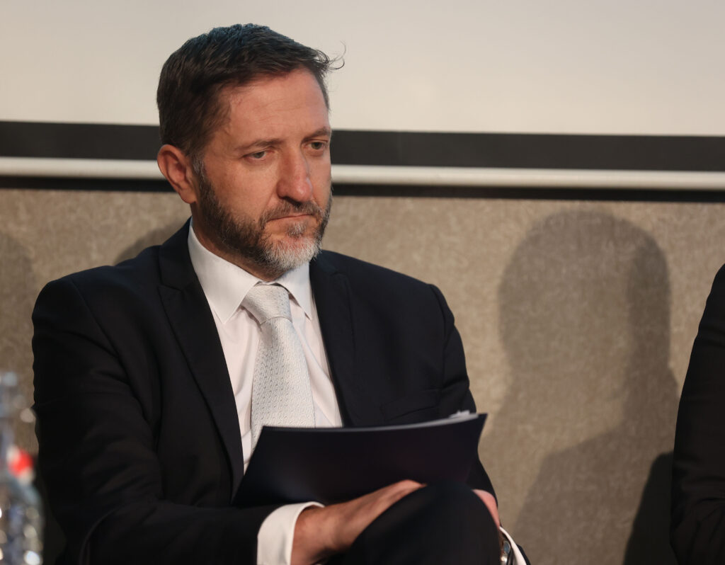 Neomejeno so zapravljali, zdaj pa bi varčevali: Fiskalni svet z novimi opozorili