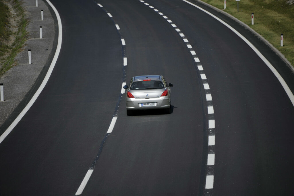 Hrvat po dolenjski avtocesti divjal več kot 200 na uro