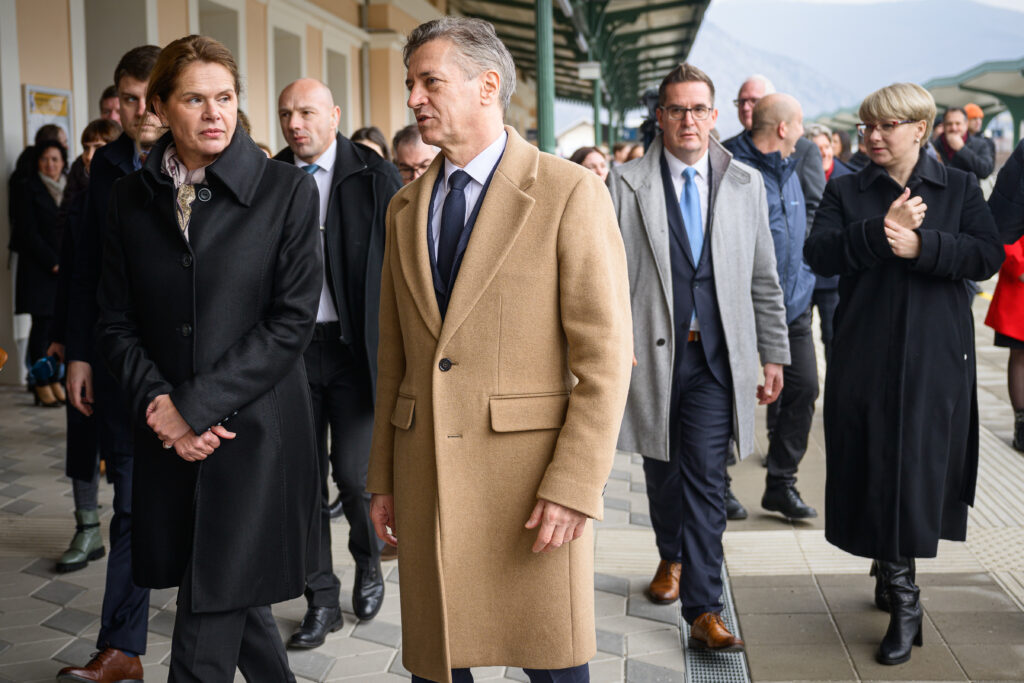 Milijon za glas in še: vpregli so policijo in ne zbirajo sredstev za miniranje desnosredinske vlade