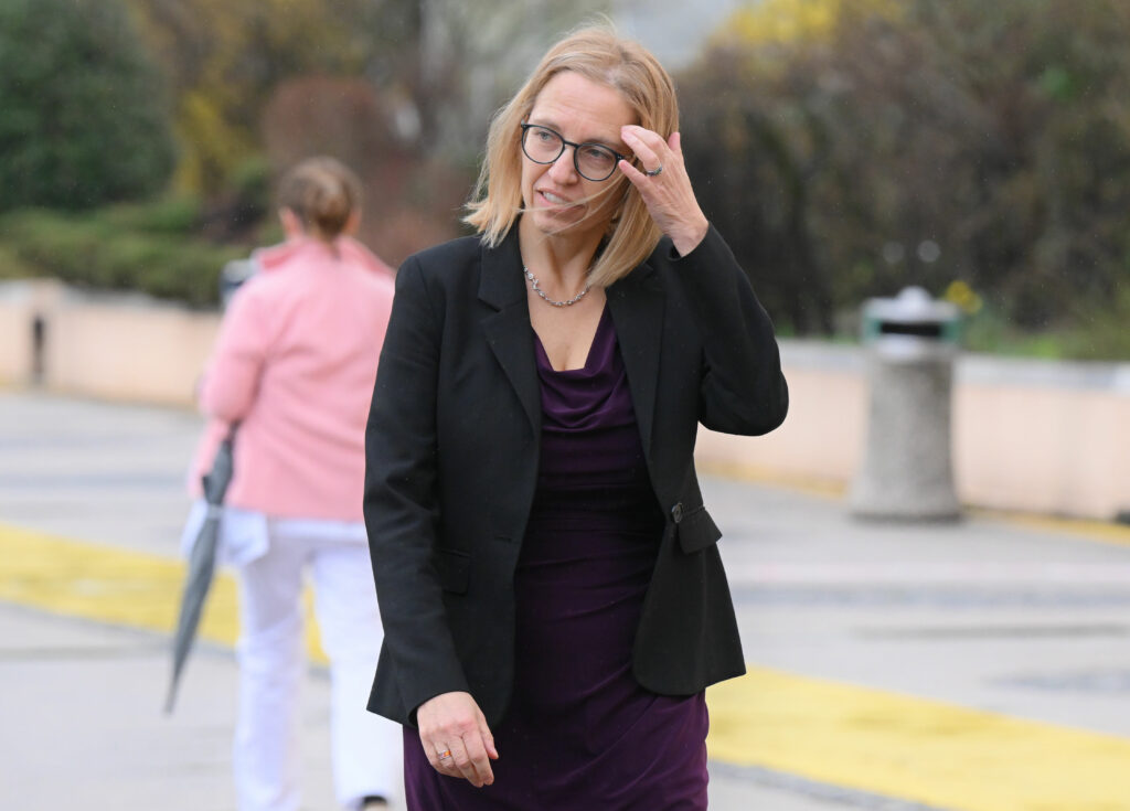 Ministrica prelaga odgovornost za čakalne vrste – podatki kažejo, kako globoko je zabredla