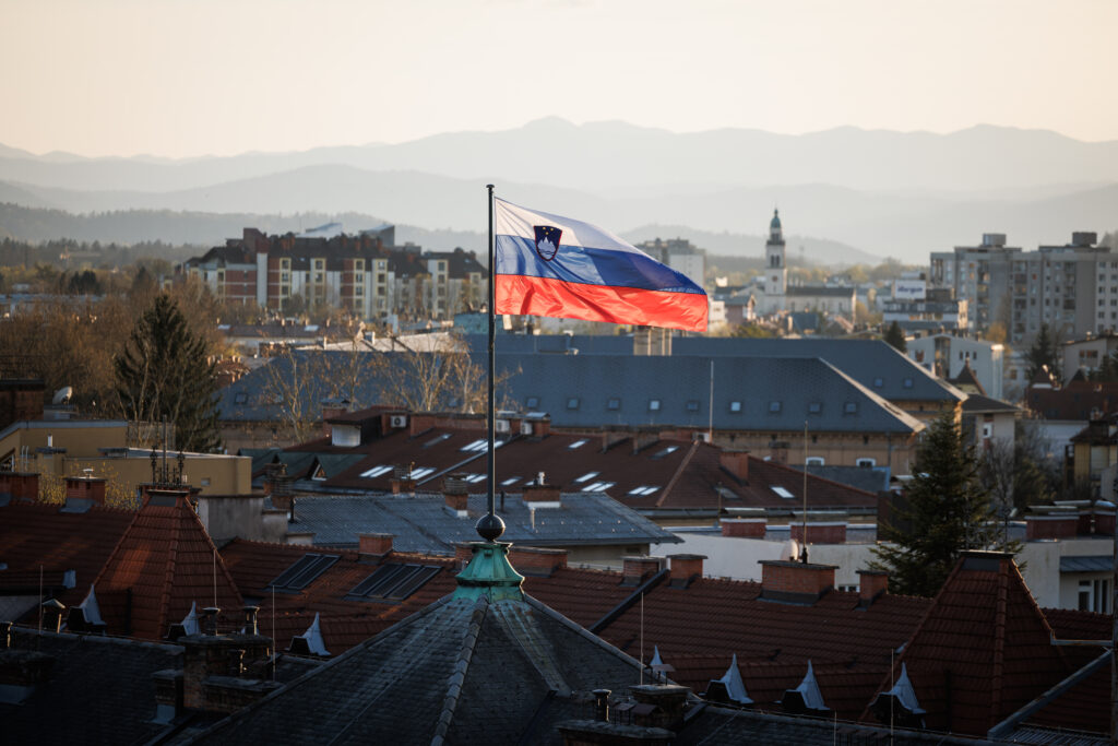 Posledice Golobove vlade: Slovenija na indeksu konkurenčnosti padla za tri mesta, najslabša pri vladni učinkovitosti