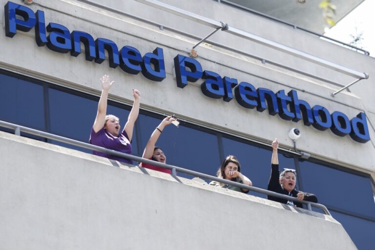 Planned Parenthood zapira osem klinik po zamrznitvi sredstev