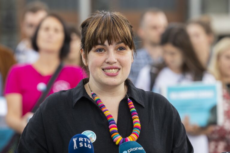 Je “osmomarčevke” strah novinarskih vprašanj Nova24tv?