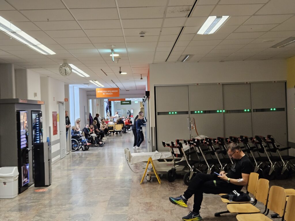 UKC Maribor sprošča omejitve pri obiskih