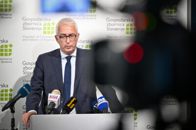 Slovenija drsi v krizo: gospodarstveniki in Fiskalni svet opozarjajo na Golobove antireforme