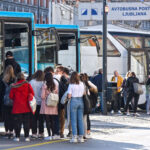Javni potniški promet avtobus železnica potniki ljudje