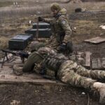 Ukrajinska vojaka na vzhodu države blizu frontne črte