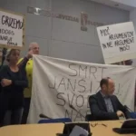 foto-to-so-novinarji-rtv-ki-mirno-protestirajo-ob-sloganu-smrt-jansizmu-svoboda-narodu-01-3.jpg