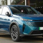 2024_Peugeot_e-3008_Allure_EV_-_73kWh_(210PS)_Electric_-_Obsession_Blue_-_06-2024,_Front