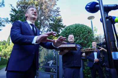 Je Pečečnik s podporo Golobu izdal podjetnike?