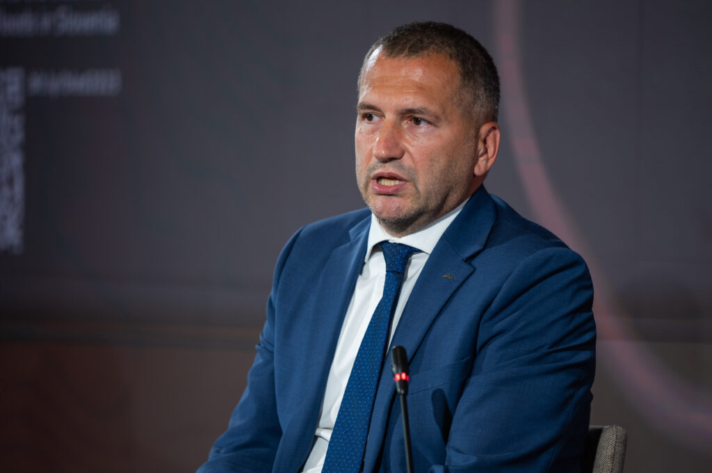 Ima Damir Črnčec nalogo, da ukrade vsaj tri poslance in jih pripelje h Golobu?