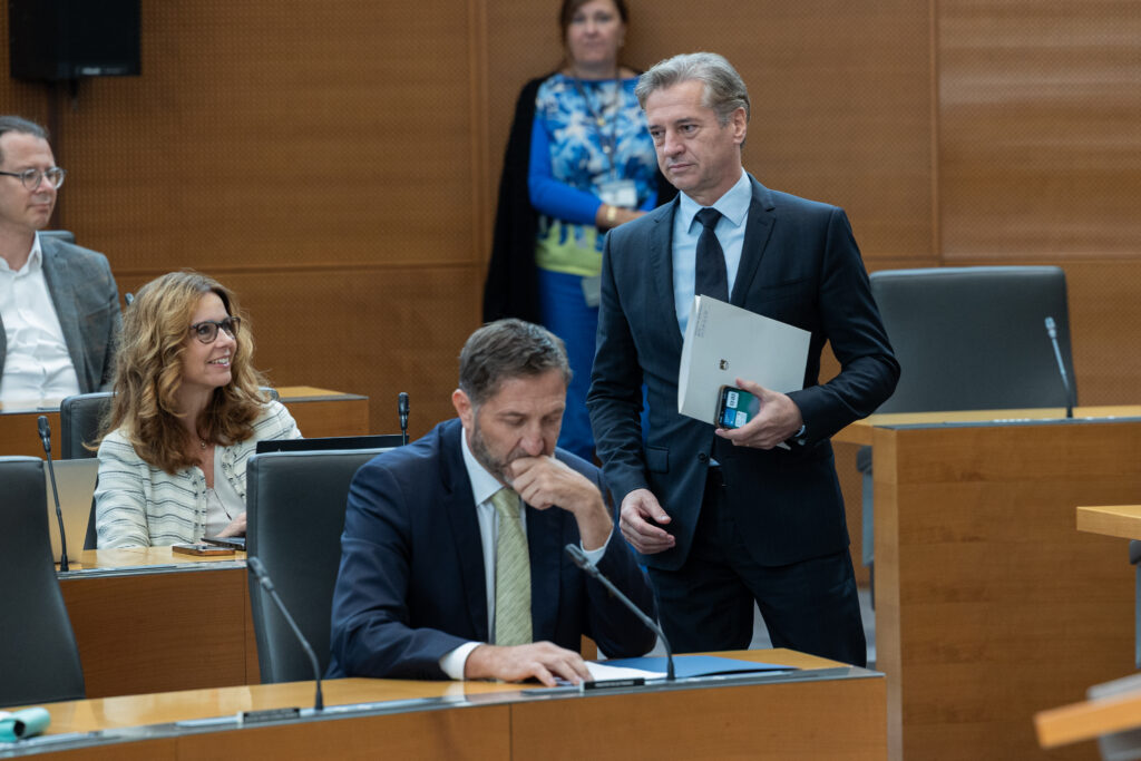 [Video] Tujina se čudi: “To ni črna luknja, to je davčni sistem v Sloveniji”