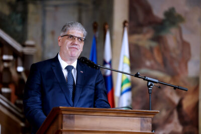 Golobov avtoritaren zakon nas bo približal policijski državi