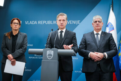 Vlada se ukvarja s snemanjem podkasta o dezinformacijah