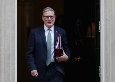 Velika Britanija prosilcem za azil napovedala ukinitev “zlatega vstopa”