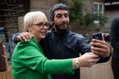 Predsednica v Novem mestu romske poglavarje rotila, naj ne streljajo