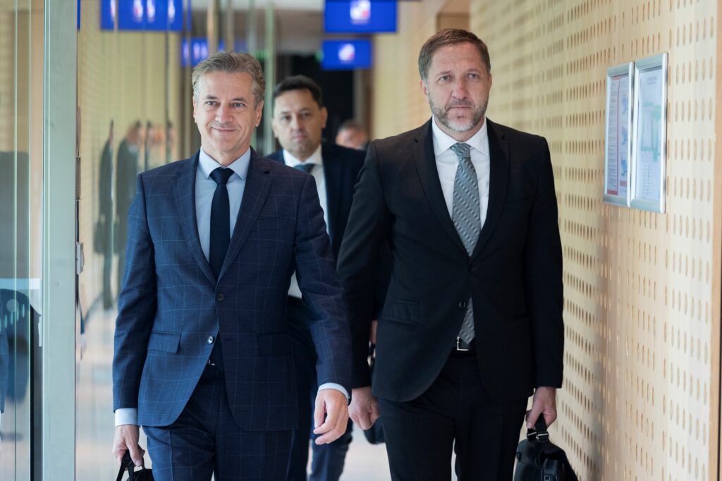 Rekordni proračunski primanljkjaj: davkoplačevalci ne zmorejo več krpati vedno večje fiskalne luknje