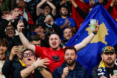 Albanci vseh dežel proslavljali zmago nad Slovenijo, NZS uperila prst proti slovenskim navijačem