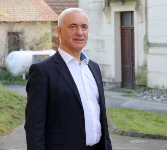 Dr. Alfons Žibert: Zdi se mi deviantno, da se sploh pogovarjamo, kako bi življenje predčasno končali. V ozadju čutim neko dekadenco