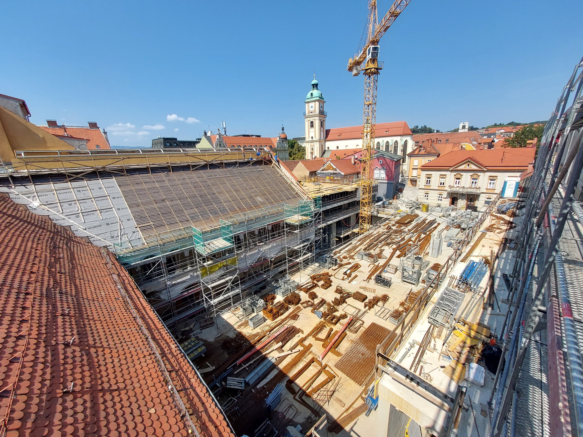 Golobova predvolilna samopromocija na državni račun