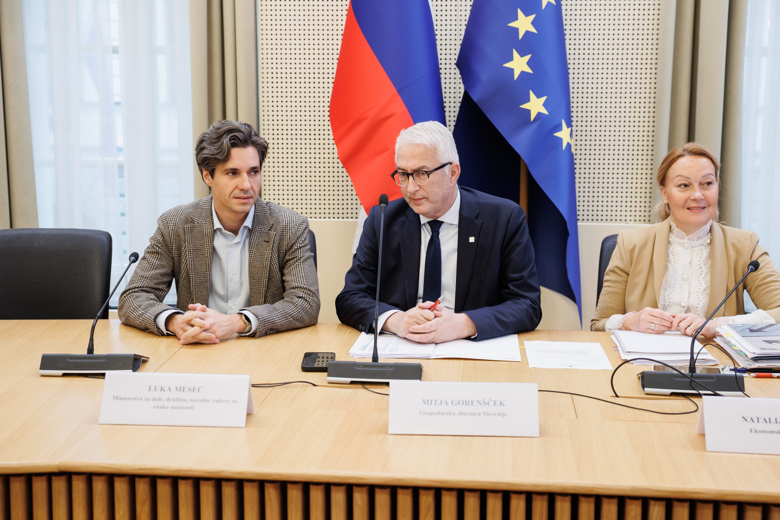 Vlada ne bo ustavila postopka sprejemanja zakona o božičnici