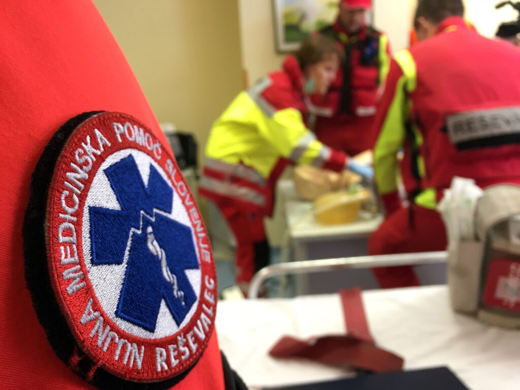 Hrastnik: voznik med zavijanjem trčil v kolesarko, zdravniki se borijo za njeno življenje
