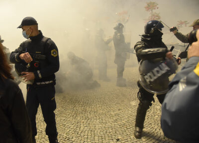 Sodni proces proti policistom, ki so varovali red pred poblaznelimi protestniki, je sramota brez primere