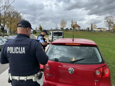 Panika: Romi množično prodajajo avtomobile