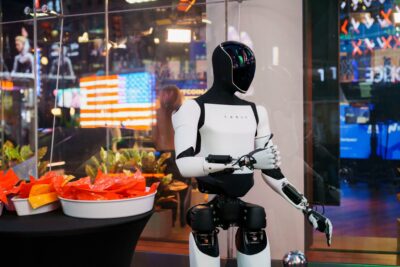 “Pijani” ruski robot padel na odru, Muskov Optimus medtem podira meje mogočega