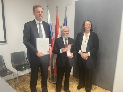 Mariborčanu Martinu Kostrevcu so Avstrijci podelili zlati red za zasluge – kaj pa naša država?