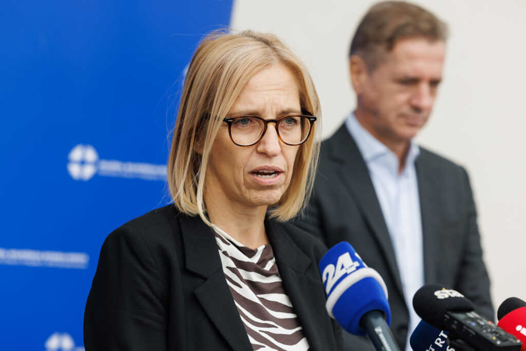 Zadnja brca odhajajoče vlade v osiromašeno javno zdravstvo