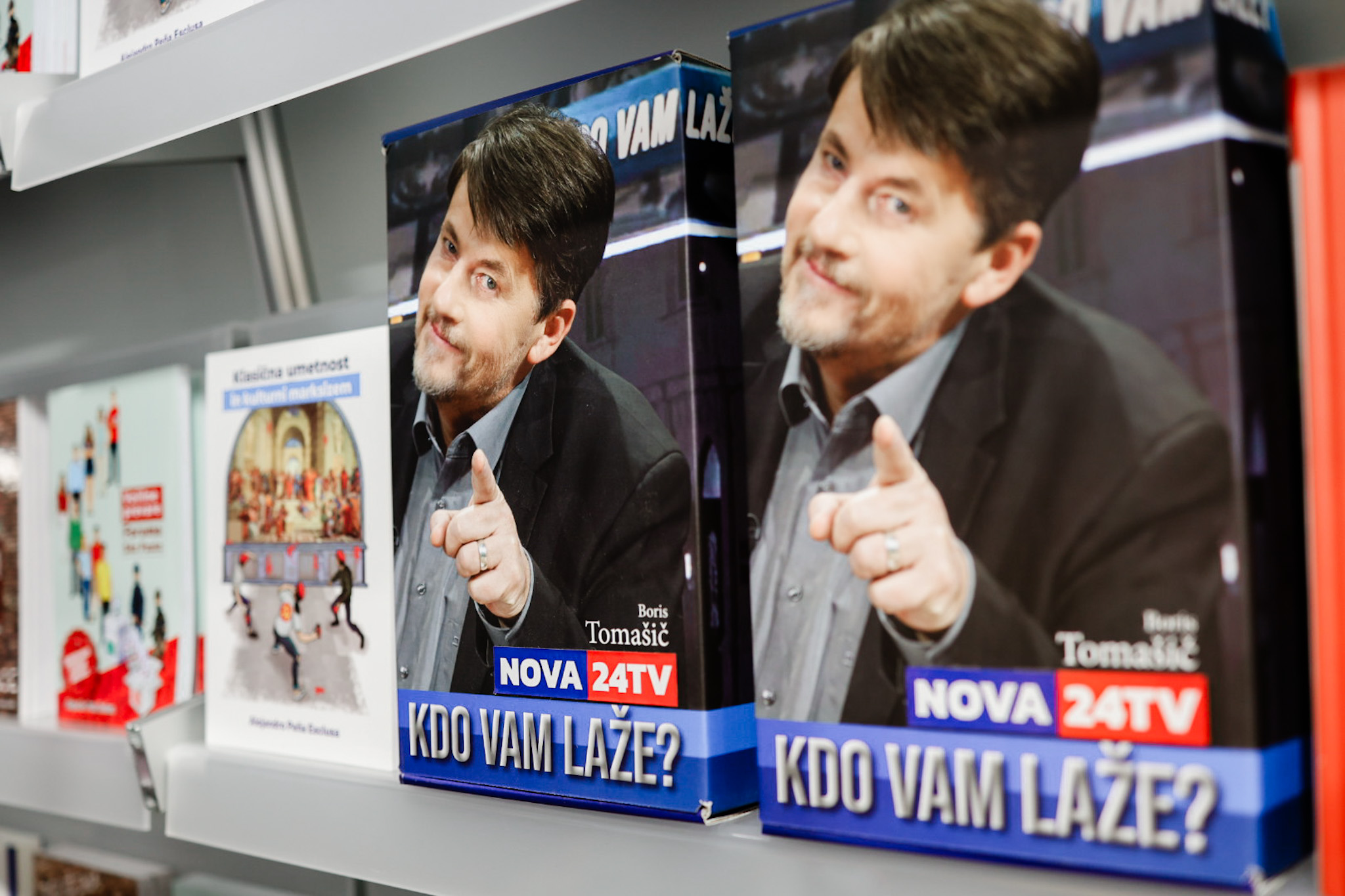 [Video] Tomašič napolnil knjižni sejem in napovedal novo knjigo – razkritij še zdaleč ni konec